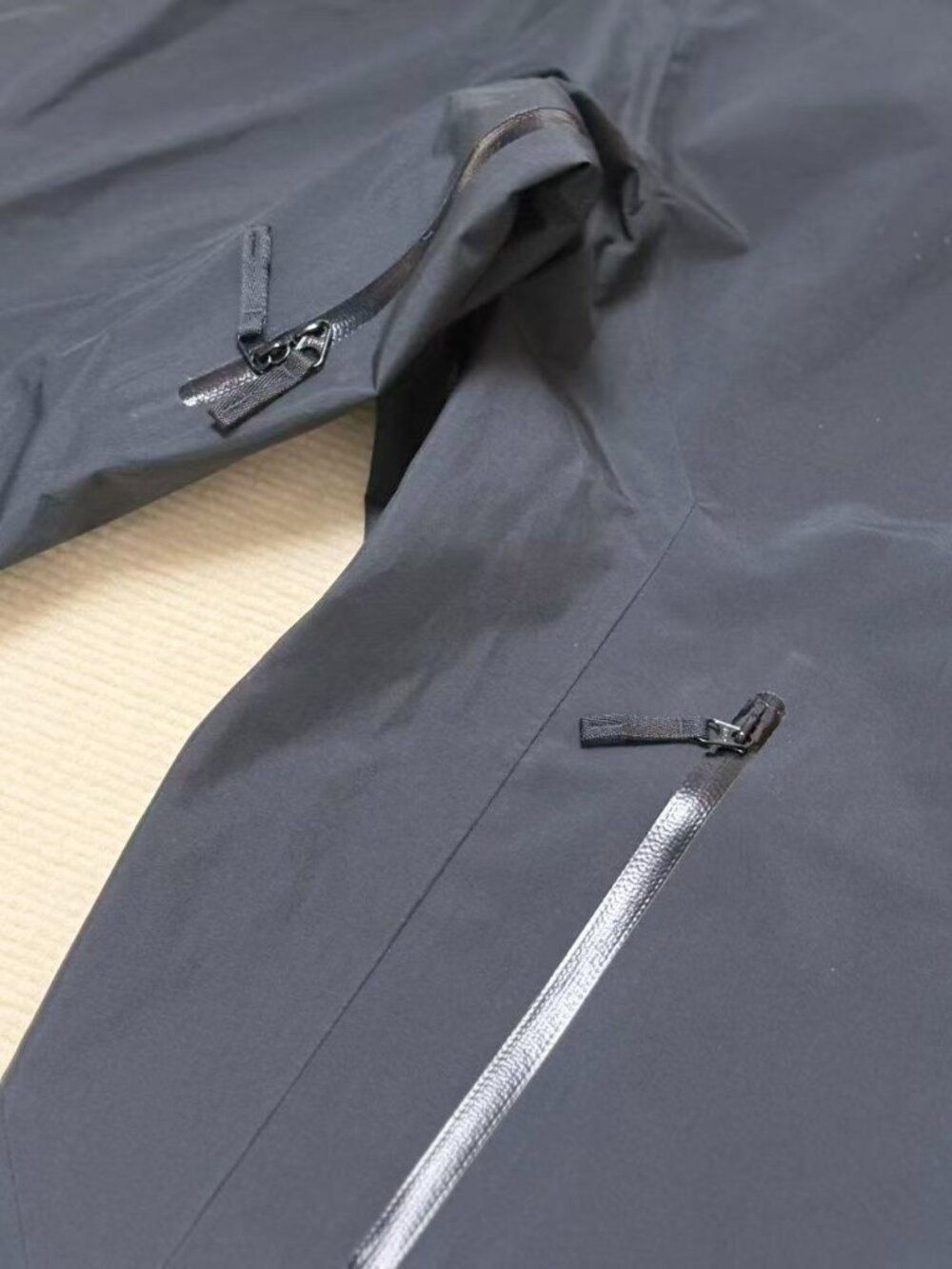 Arc'teryx Beta Series Black Hooded Hardshell Jacket, Size L. - Picture 5 of 6